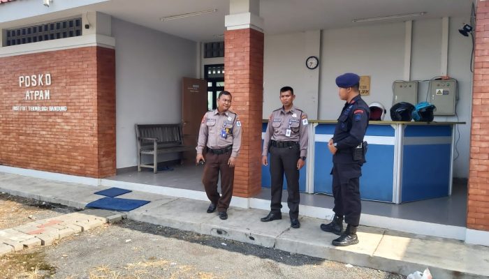 Brimob Jabar Rutin Patroli Harkamtibmas di Kampus ITB Cirebon