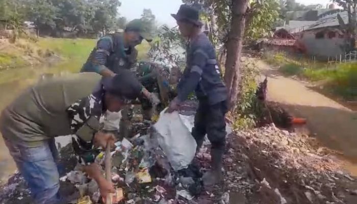 Sektor 5 Citarum Harum Sub 3 Atasi Sampah Liar di Bantaran Sungai Citarum