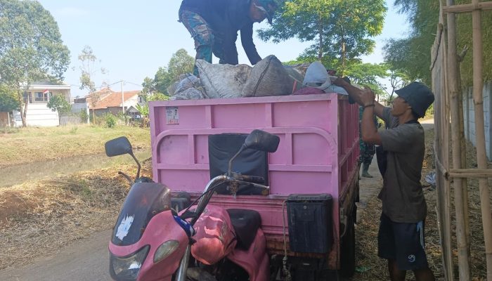 Sektor 5 Citarum Harum Sub 2 Angkat Sampah di Lingkungan Masyarakat