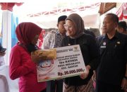 Bupati Nina Agustina Serahkan Paket Sembako Murah, Masyarakat Haurgeulis dan Gantar Merasa Bahagia