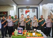 Peringati HUT TNI ke-79, Polres Tangsel Bagi-Bagi Tumpeng