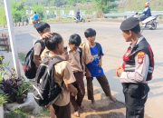 Patroli di SDN Bambu Apus 1, Anggota Samapta Polsek Pamulang Berikan Himbauan Kamtibmas