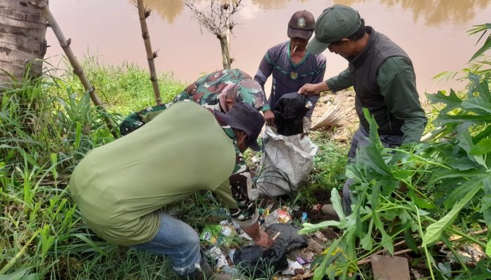 Sektor 5 Citarum Harum Sub 3 Pembersihan Sampah di Bantaran Sungai Citarum
