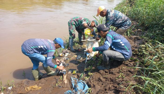 Kompak! Satgas Citarum Harum Sektor 5 Sub 4 bersama Gober Pembersihan Sampah di Bantaran Sungai