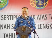 Berikan Kepastian Hukum, Sekda Indramayu Serahkan 80 Sertifikat PTSL