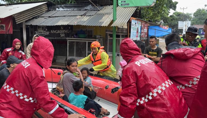 Polisi di Sukabumi Evakuasi Warga Terjebak Banjir di Palabuhanratu Sukabumi 
