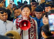 Shin Tae-Yong Tak Bisa Membendung Air Mata Saat Di Antar Ratusan Supporter Timnas Indonesia