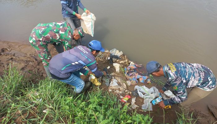 Satgas Citarum Harum Sektor 5 Sub 4 bersama Masyarakat Membersihkan Sampah di DAS Citarum