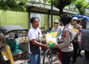 Jajaran Polwan Polres Kendal Bagikan Sembako kepada Masyarakat Kurang Mampu