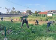Secara Berkala, Satgas Citarum Harum Sektor 5 Sub 3 Bersihkan Rumput dan Semak Belukar di Bantaran Sungai Citarum