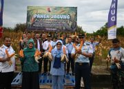 Pj Bupati Aceh Besar Serahkan Bantuan dan Panen Jagung Bersama di Lanud Sultan Iskandar Muda