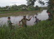 Di Bawah Komando Peltu Napitupulu , Sektor 5 Citarum Harum Sub 1 Bersihkan Bantaran Sungai