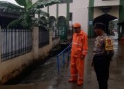 Bhabinkamtibmas Kelurahan Jatipadang Lakukan Pemantauan Genangan Air di Kali Dekat Pemukiman Warga
