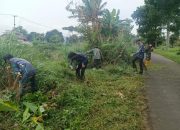 Sektor 5 Citarum Harum Sub 2 Berjibaku Bersihkan Rumput Luar di Bantaran Sungai Citarum