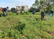 Sektor 5 Citarum Harum Sub 4 Bersihkan Rumput Liar di Area Bantaran Sungai