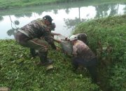Satgas Citarum Harum Sektor 5 Sub 1 Bersihkan Parit yang Menuju Sungai Citarum