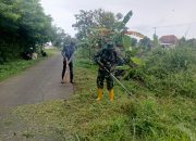 Sektor 5 Citarum Harum Sun 2 Bersihkan Tanaman Liar di Bantaran Sungai