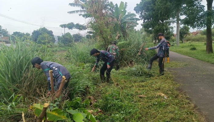 Ciptakan Kebersihan Lingkungan, Satgas Citarum Harum Sektor 5 Sub 2 Bersama Gober Kerja Bakti di Bantaran Sungai