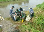 Sektor 5 Citarum Harum Sub 2 bersama Gober Membersihkan Sampah di Daerah Aliran Sungai Citarum