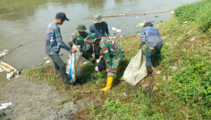 Sektor 5 Citarum Harum Sub 2 bersama Gober Membersihkan Sampah di Daerah Aliran Sungai Citarum