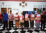 Gercep, Bupati Nina Agustina Salurkan Bantuan Bagi Korban Banjir Rob