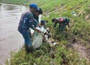 Satgas Citarum Harum Sektor 5 Sub 4 Bersihkan  Bantaran Sungai Dari Sampah