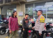 Tingkatkan Kewaspadaan, Bhabinkamtibmas Sambangi Parkiran Minimarket