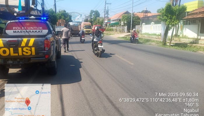 Respon Cepat Polisi Bersihkan Tumpahan Solar di Jalan Raya Ngabul Jepara