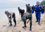 TNI, Polri dan Masyarakat Kompak Bersih-bersih Pantai Teluk Awur Jepara