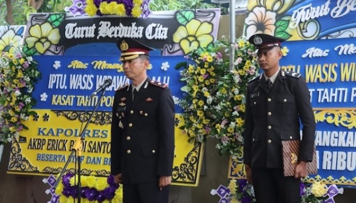 Berikan Penghormatan Terakhir, Wakapolres Jepara Pimpin Upacara Pemakaman Almarhum Iptu Wasis Wibawa