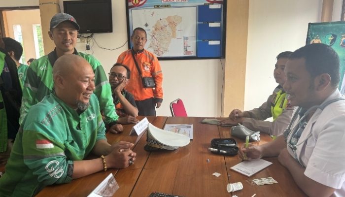 Meriahkan Hari Bhayangkara Ke 79, Polisi Gelar Pemeriksaan Kesehatan Gratis Kepada Pengemudi Ojek Online di Jepara