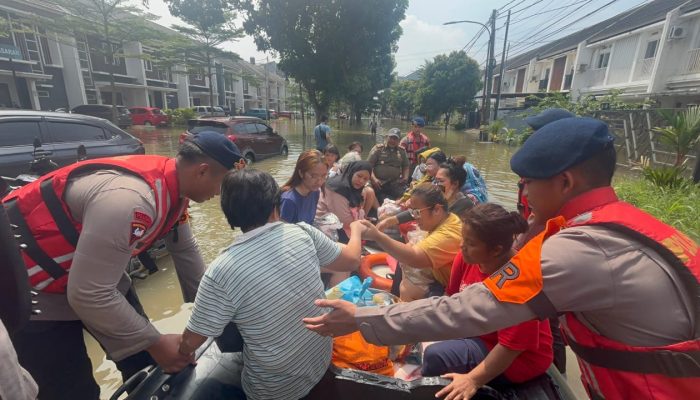 Puluhan anak dan balita diselamatkan dari banjir besar di Tangerang Kota
