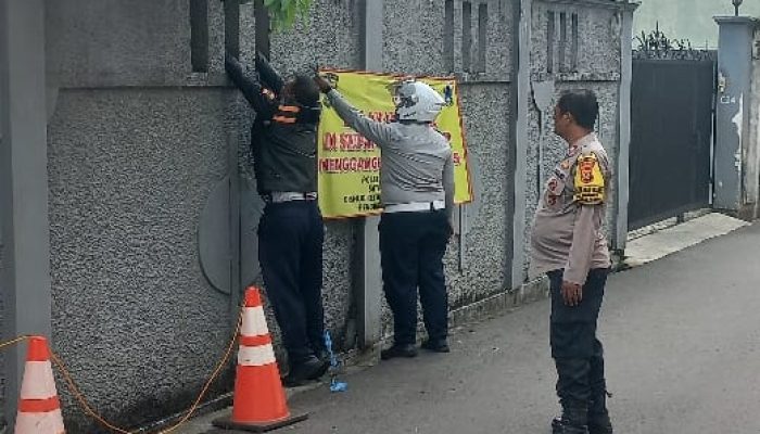 Kapolsubsektor Kemang Bersama Bhabinkamtibmas dan Dishub Himbau Warga Agar Tidak Parkir Sembarangan di Jalan