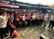 Polsek Metro Kebayoran Baru Berbagi Sembako Untuk Korban Kebakaran Pasar Taman Puring