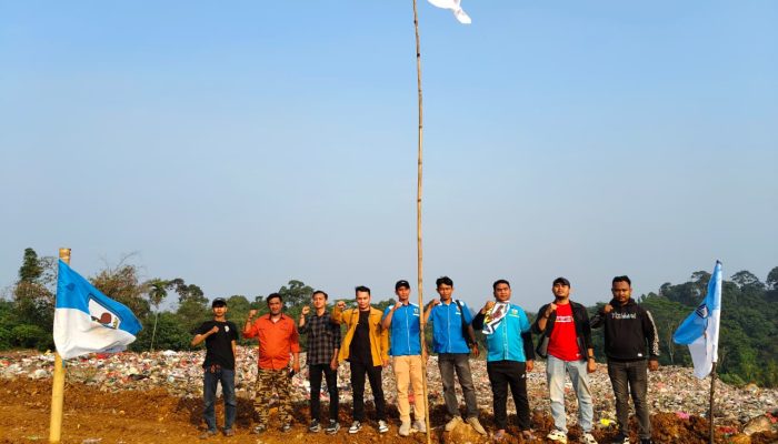 Sambut HUT RI Ke 80 Tahun, KNPI Pandeglang Kibarkan Bendera Merah Putih di TPA Bangkonol