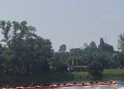80 Personel Gabungan Bentangkan Bendera Raksasa di Waduk Situ Gintung
