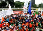 Aksi Serentak Ribuan Buruh di Seluruh Indonesia : Tuntut Keadilan di Gedung DPR dan Istana Negara