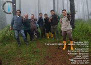 Administratur KKPH Banyumas Barat Cek Sadapan Getah Pinus di BKPH Lumbir Meski Hujan