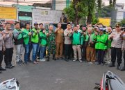 Polsek Ciputat Timur Gelar Baksos Bersama Tiga Pilar, Bagikan Sembako untuk Pengemudi Ojek Online