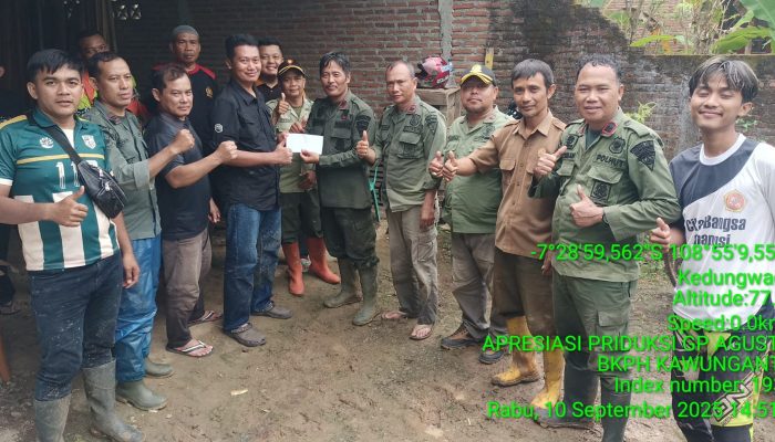 Perhutani KPH Banyumas Barat Tebar Kebaikan, Beri Santunan Untuk Warga Kedungwadas