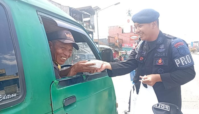 Jumat Berkah, Brimob Jabar Tebar Kepedulian Lewat 290 Makanan Gratis