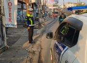Kanit Lantas Polsek Ciputat Timur Pimpin Pengaturan Arus Lalu Lintas di Ciputat