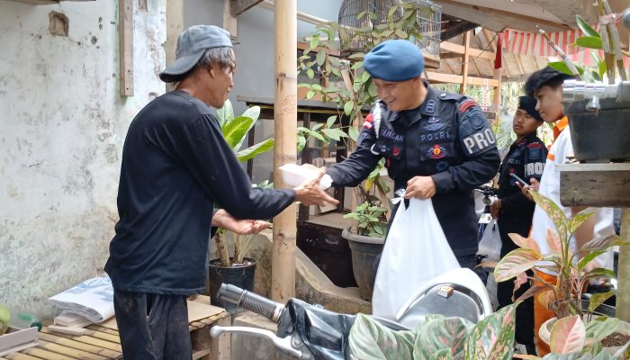 Peduli Sesama, Brimob Jabar Tebar Berkah Lewat Jumat Berkah