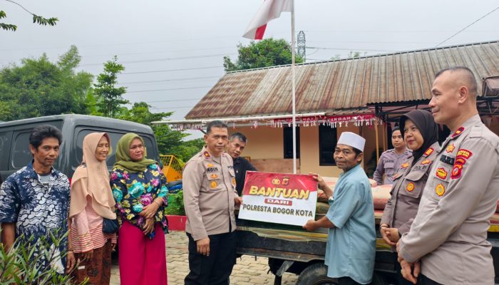 Polisi Berikan Bantuan Sosial Semen Untuk Pembangunan Masjid As Shahabah