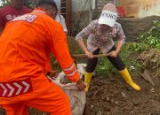 Pasca Banjir Bandang, Tim SAR Brimob Polda Jabar Bantu Warga Cikole Lembang