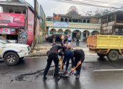 Brimob Jabar Bersihkan Material Pasir dan Kerikil di Jalan Raya Tangkuban Perahu Pasca Hujan Deras