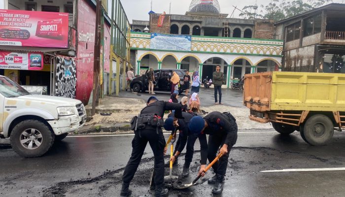 Brimob Jabar Bersihkan Material Pasir dan Kerikil di Jalan Raya Tangkuban Perahu Pasca Hujan Deras