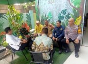 Bhabinkamtibmas Desa Sampora melaksanakan kegiatan sambang, tatap muka, dan Cooling System bersama tokoh masyarakat di Desa Sampora, Kecamatan Cisauk, Kabupaten Tangerang