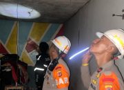 Pasca Angin Puting Beliung, Anggota Brimob Polda Jabar Patroli SAR di Bojong Soang