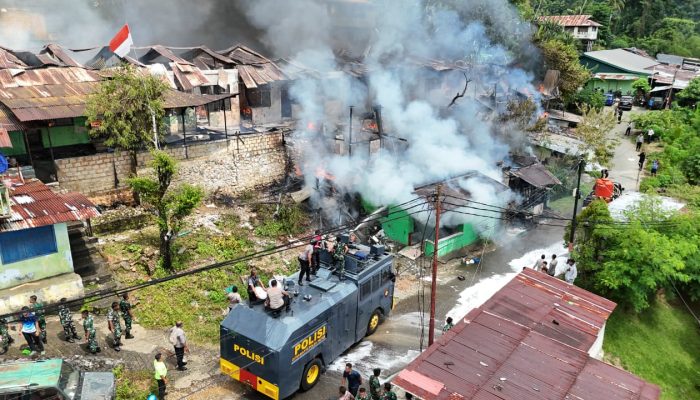 Quick Respon Polri Bantu Padamkan Kebakaran di Kodam Lama Jayapura